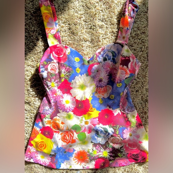 Guess colorful floral sweetheart bust, peplum bottom with lacy sides dressy cami - Picture 5 of 7